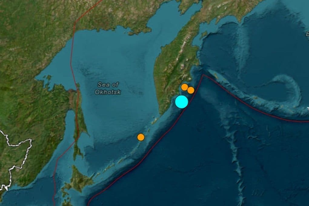 Bản đồ khu vực động đất mạnh ngoài khơi bán đảo Kamchatka, Nga, cho thấy tâm chấn và các mảng kiến tạo.