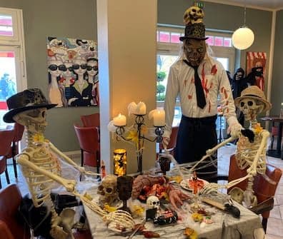 Bàn ăn tại Strandcafé Binz được trang trí với bộ xương và quái vật Halloween.
