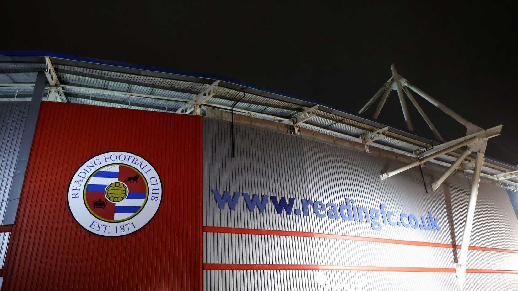 Bên ngoài sân vận động Select Car Leasing của Reading FC, đại diện cho các giải đấu hạng thấp nơi tìm kiếm tài năng trẻ.