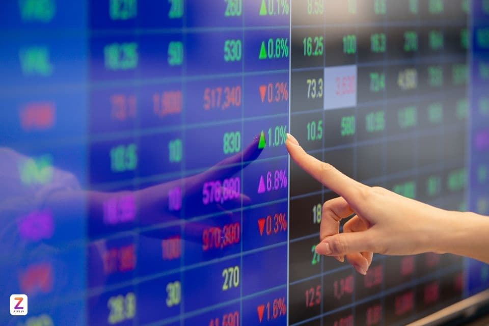 Bàn tay chỉ vào bảng điện tử chứng khoán, tượng trưng cho sự hồi phục và hoạt động của lực cầu bắt đáy trên thị trường.