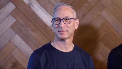 Bàn tay tương tác với giao diện AI, thể hiện sự phát triển và ứng dụng của trí tuệ nhân tạo trong cuộc đua công nghệ.