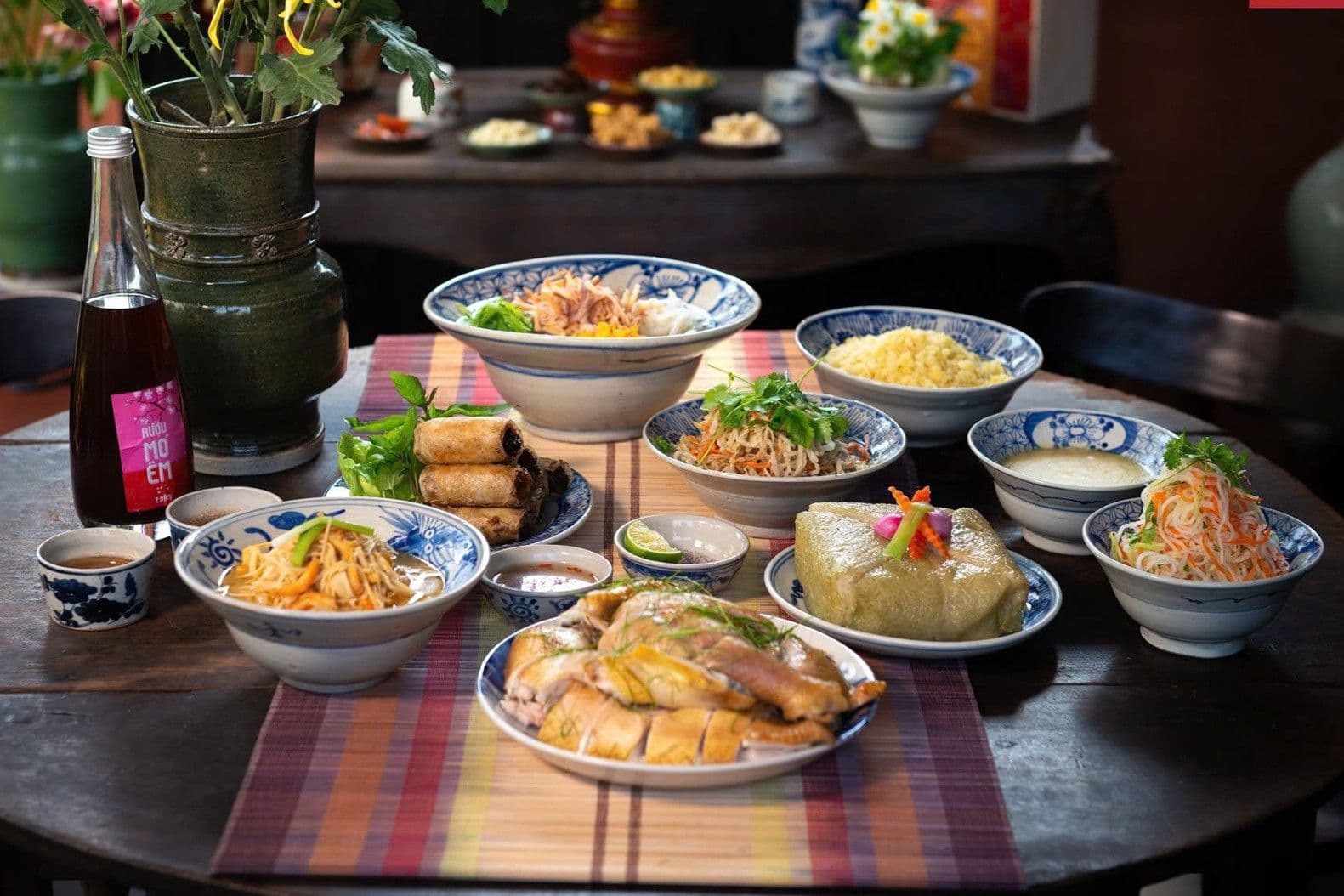 Bàn thờ cúng gia tiên truyền thống với mâm cỗ và bình hoa, thể hiện nghi thức văn khấn trong văn hóa Việt