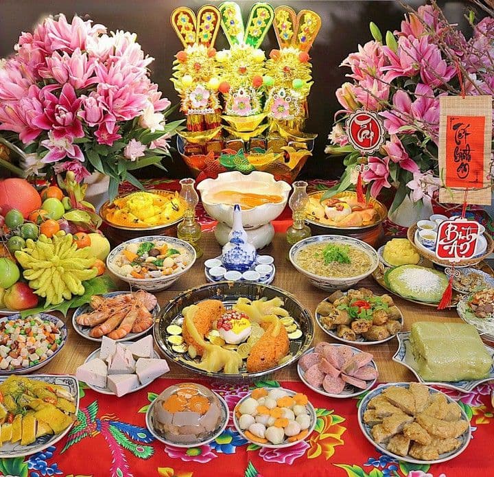 Bàn thờ cúng Ông Công Ông Táo trang trọng với các lễ vật truyền thống, thể hiện lòng thành kính của gia đình