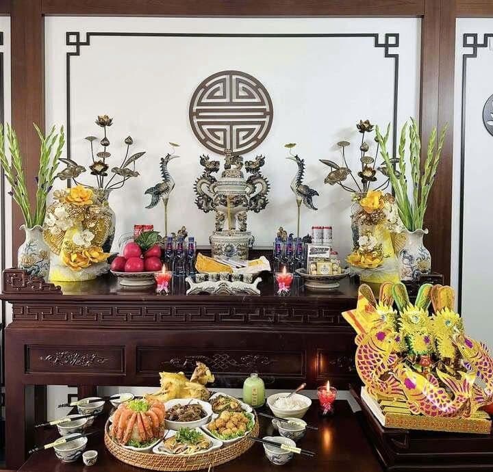 Bàn thờ cúng Ông Công Ông Táo truyền thống với mâm cỗ và đồ lễ trang trọng