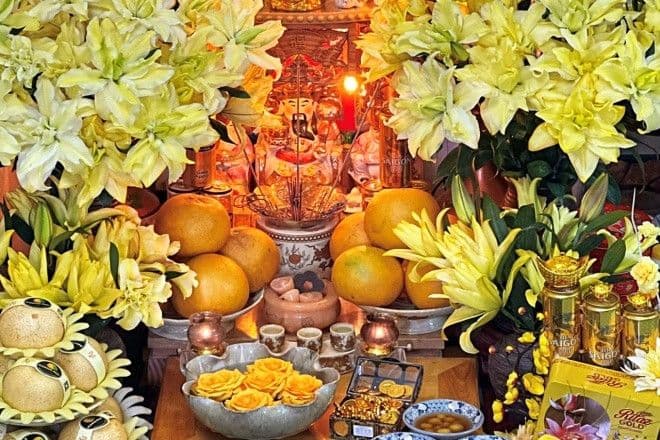 Bàn thờ cúng với mâm cỗ đầy đủ hoa quả và lễ vật trong dịp Thanh Minh.