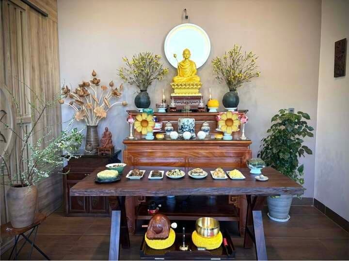 Bàn thờ gia tiên được bài trí trang nghiêm, tạo không gian tĩnh lặng cho lời nguyện không lời.