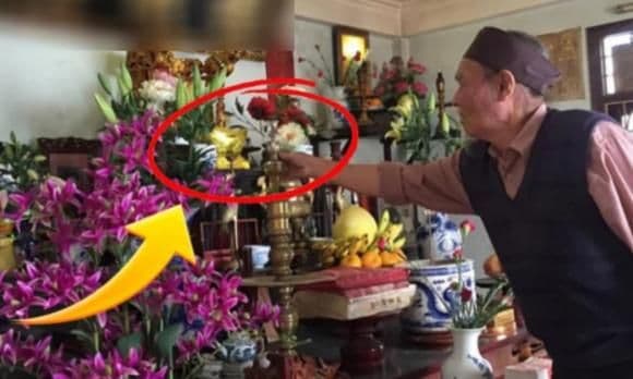 Bàn thờ gia tiên được chuẩn bị tươm tất cho nghi lễ văn khấn mùng 1.