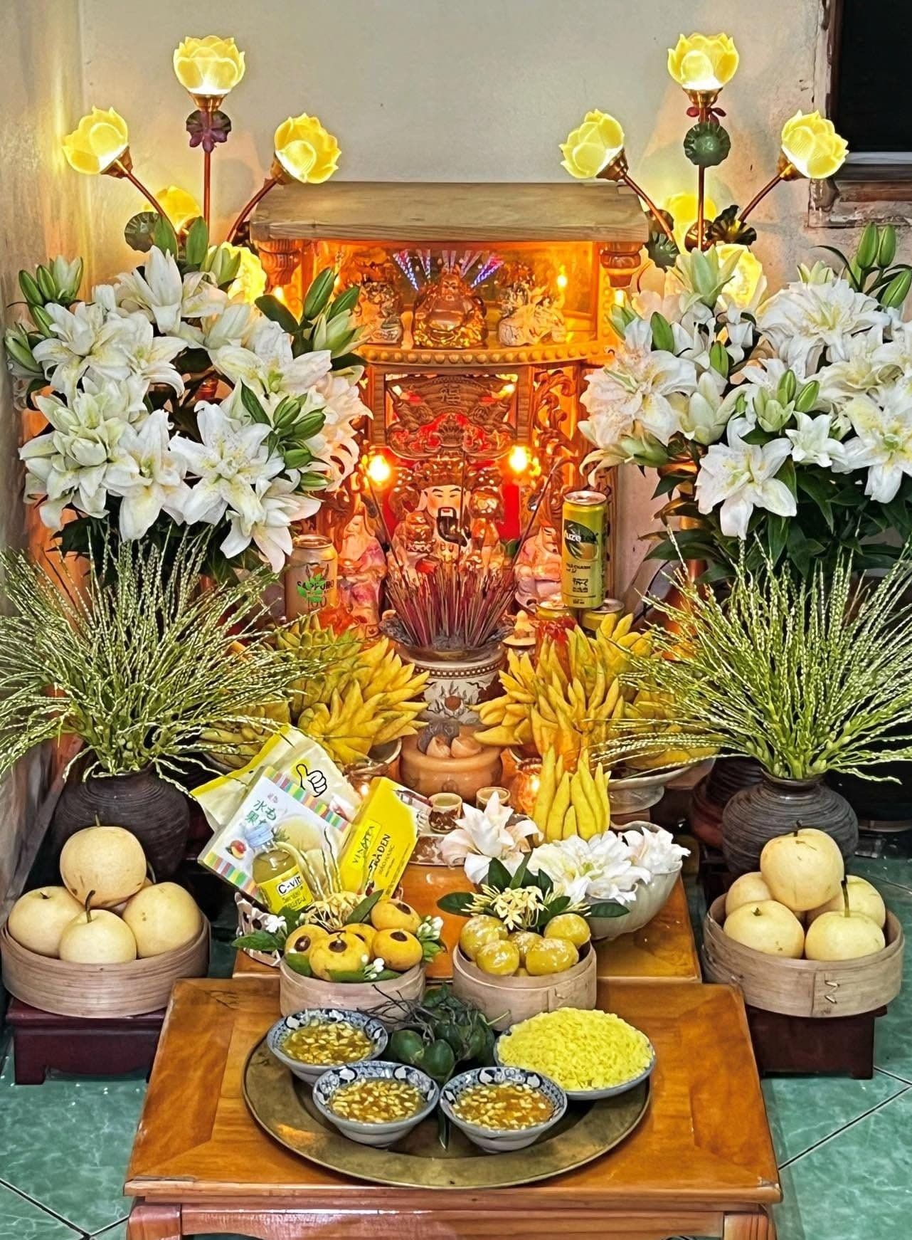 Bàn thờ gia tiên truyền thống Việt Nam với đầy đủ lễ vật, hoa quả và hương trầm, thể hiện lòng hiếu thảo và sự kết nối tâm linh.