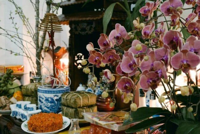 Bàn thờ gia tiên với hương hoa, lễ vật được chuẩn bị chu đáo cho nghi lễ mùng một