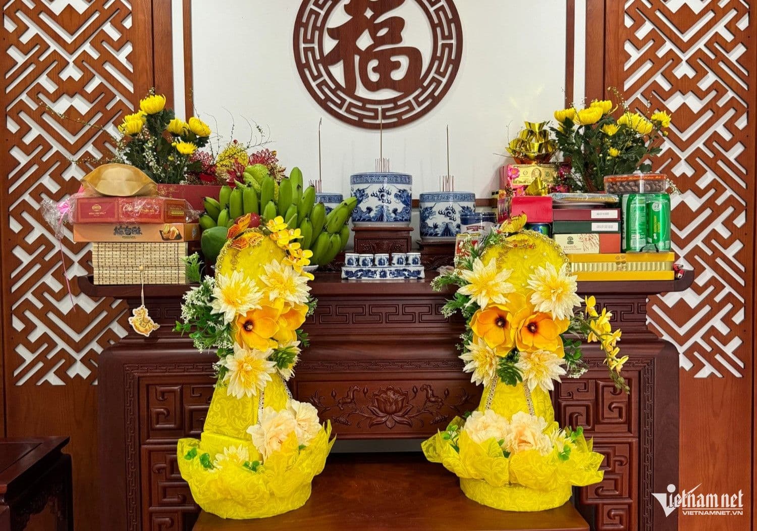 Bàn thờ gia tiên với lễ vật cúng mùng 1 tháng 6 Âm lịch cầu bình an và tài lộc.