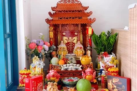 Bàn thờ Thần Tài với các vật phẩm cúng bái, biểu tượng của mong cầu tài lộc và may mắn.