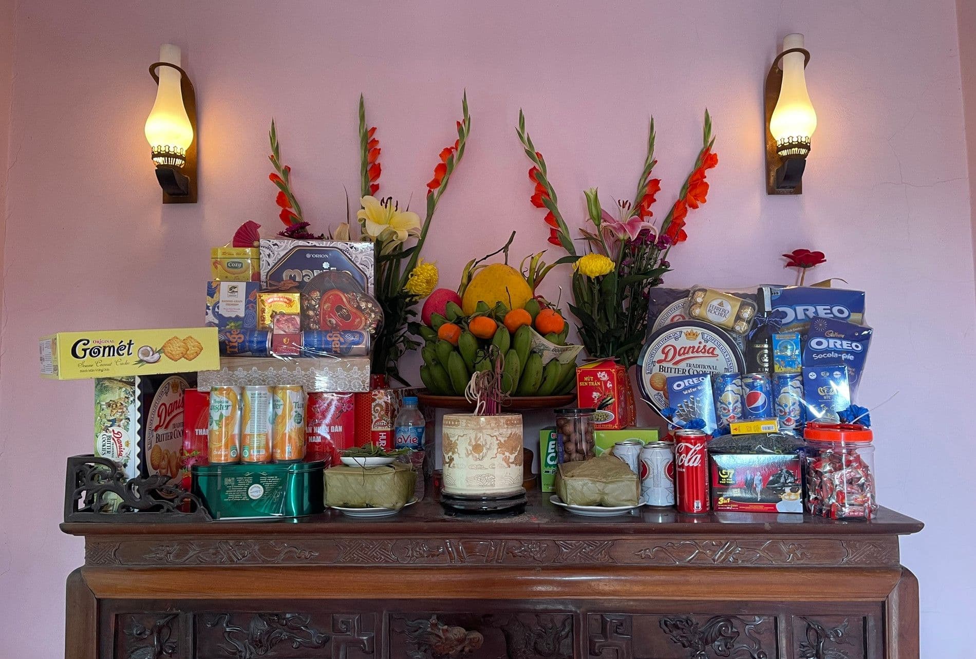 Bàn thờ Tất niên với các lễ vật cúng bái, tượng trưng cho sự chuẩn bị và buông bỏ những điều cũ để đón năm mới.