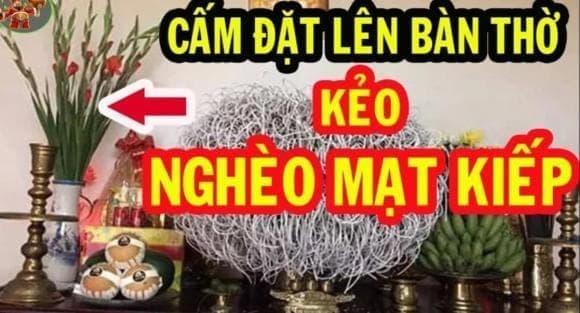 Bàn thờ với lời nhắc nhở tránh đặt hoa giả hoặc vật phẩm không thanh tịnh.