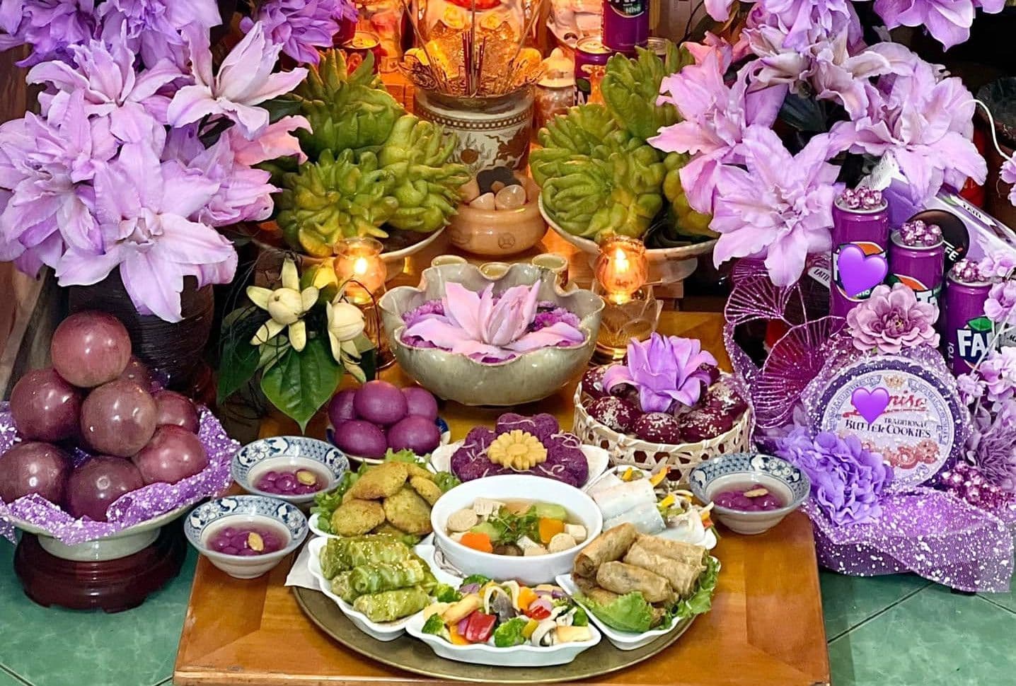 Bàn thờ với mâm cúng Rằm tháng Giêng nghi ngút khói hương, thể hiện lòng thành kính và không khí tâm linh.