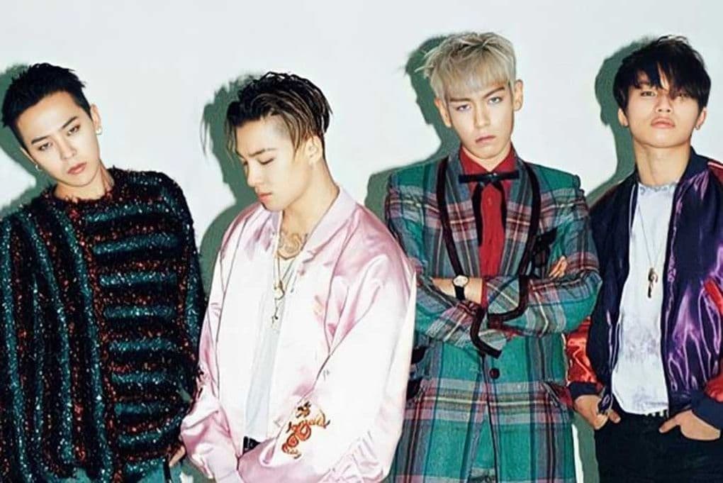 Bốn thành viên BIGBANG G-Dragon, T.O.P, Taeyang và Daesung trong một buổi chụp hình, tượng trưng cho di sản và hành trình của nhóm.