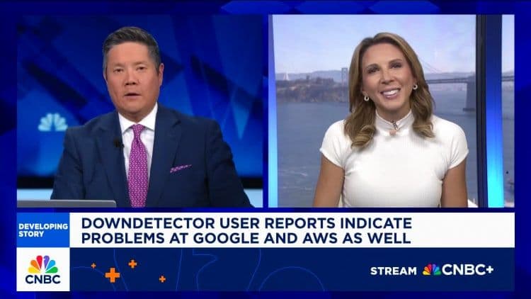 Bản tin CNBC về sự cố ngừng hoạt động của Microsoft 365 và Azure, cùng các vấn đề của Google và AWS.