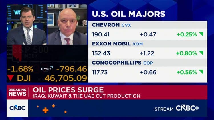 Bản tin tài chính về giá dầu tăng vọt, phản ánh sự biến động của thị trường năng lượng toàn cầu do căng thẳng địa chính trị