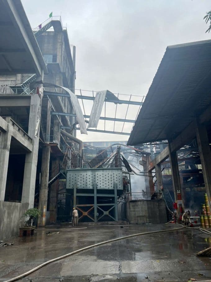 Bên trong khu vực nhà máy bị hư hại nặng sau vụ nổ phốt pho vàng tại Tằng Loỏng.