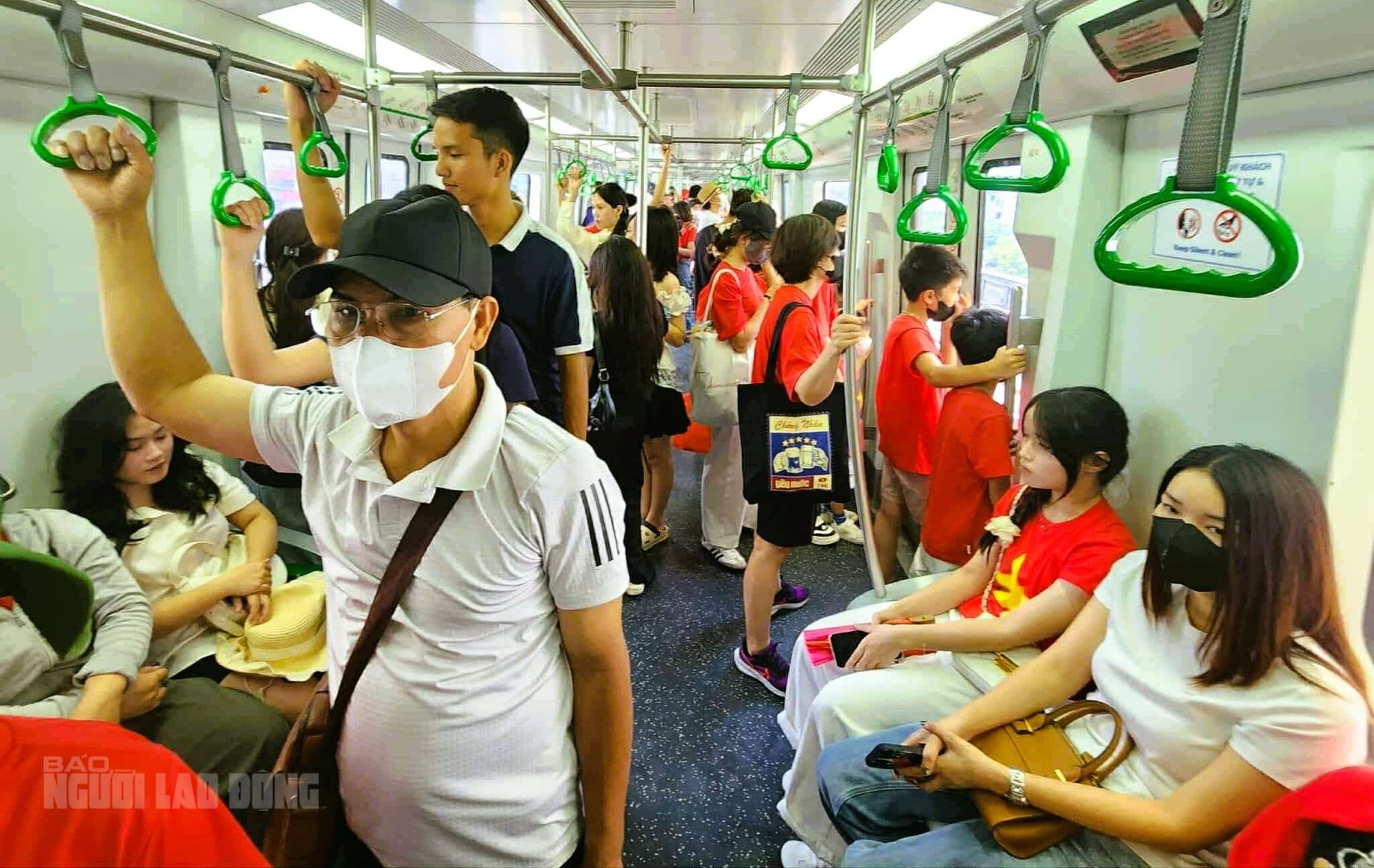 Bên trong toa tàu điện Cát Linh - Hà Đông đông nghịt hành khách trong ngày sự kiện.