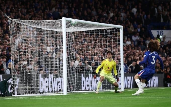 Bóng dội xà ngang cứu thua cho Man Utd trước Chelsea