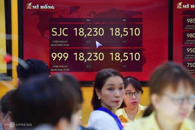 Bảng giá vàng SJC và 999 tại tiệm vàng Mi Hồng, hiển thị giá mua bán trong ngày Vía Thần Tài.