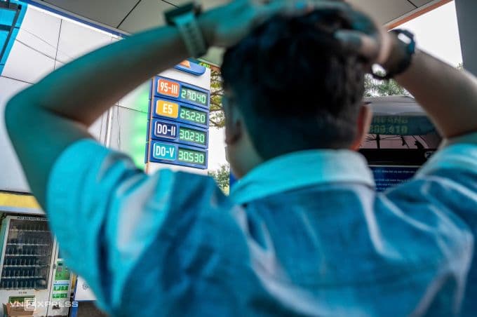 Bảng giá xăng dầu bán lẻ tại trạm xăng hiển thị giá RON 95-III, E5, dầu diesel sau đợt điều chỉnh giá mạnh.