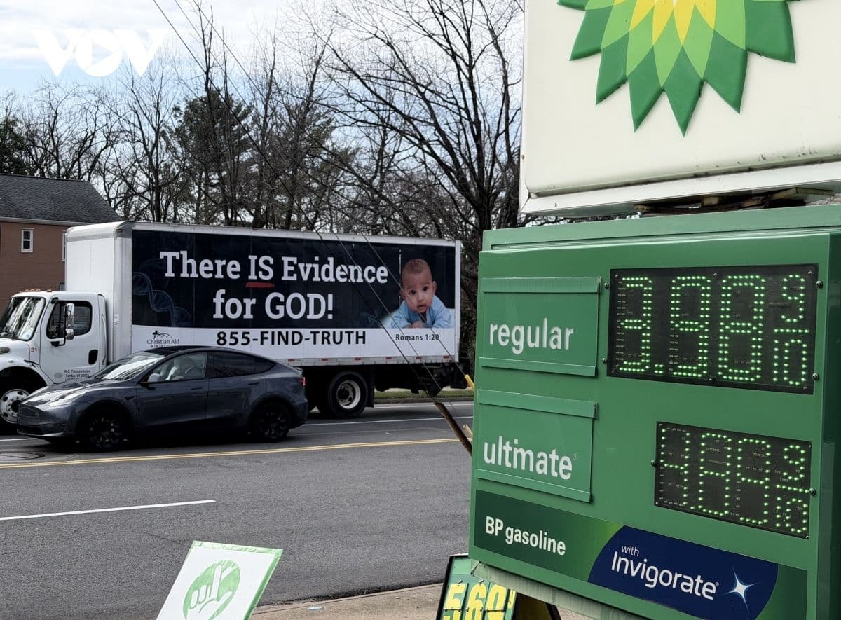 Bảng giá xăng dầu tại một trạm xăng ở Mỹ phản ánh sự biến động của thị trường