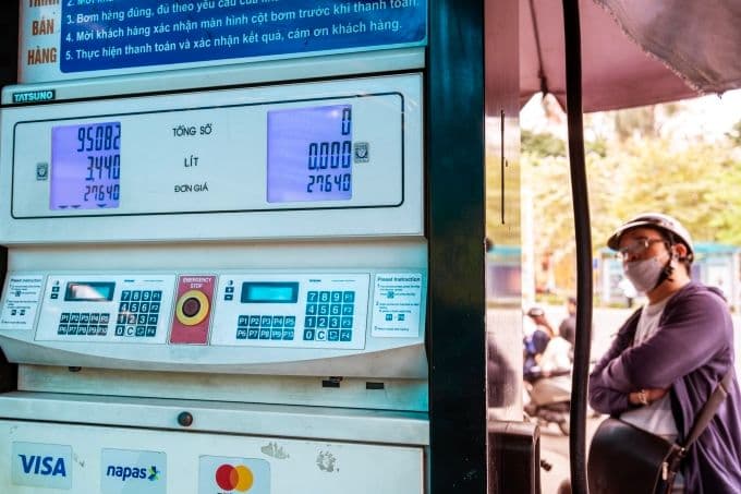 Bảng giá xăng dầu tại trạm, thể hiện chi phí nhiên liệu tăng cao, bối cảnh thúc đẩy làm việc từ xa.