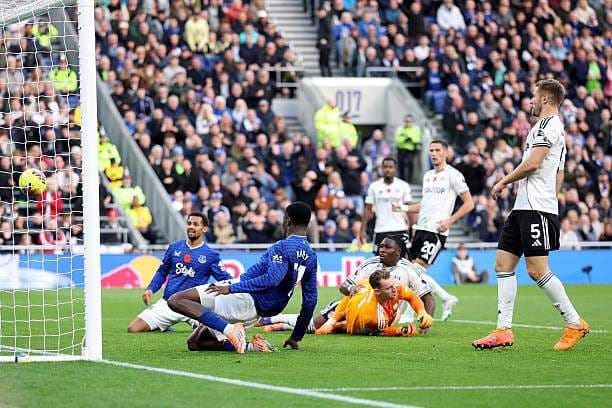 Bóng đi vào lưới sau cú dứt điểm của Michael Keane, nhân đôi cách biệt cho Everton.