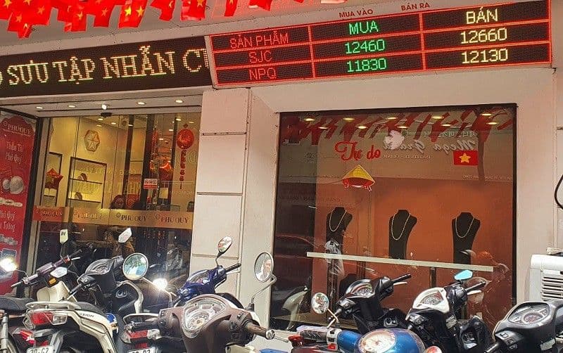 Bảng điện tử hiển thị giá vàng miếng SJC và các loại vàng khác tại một cửa hàng vàng.