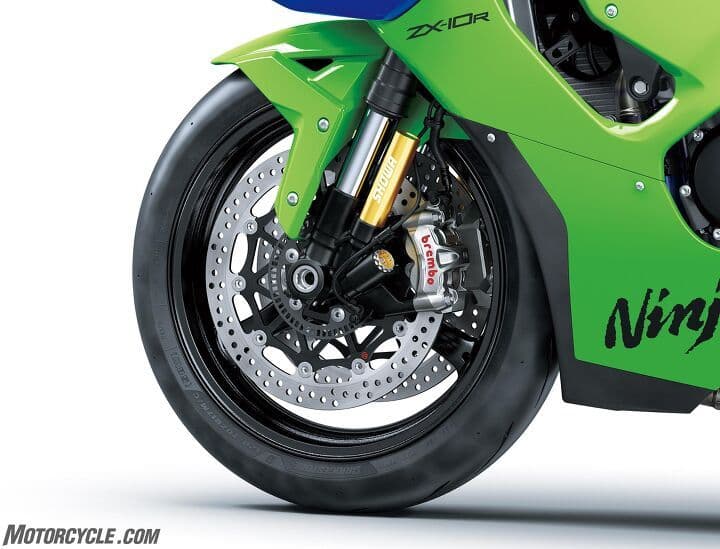 Bảng điều khiển kỹ thuật số và tay lái của Kawasaki ZX-10R 2026, hiển thị các thông số điện tử thông minh hỗ trợ người lái.