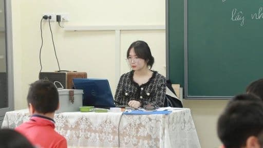 Bảng lương giáo viên tiểu học năm 2026, minh họa chính sách cải cách tiền lương và những tranh cãi về công bằng.