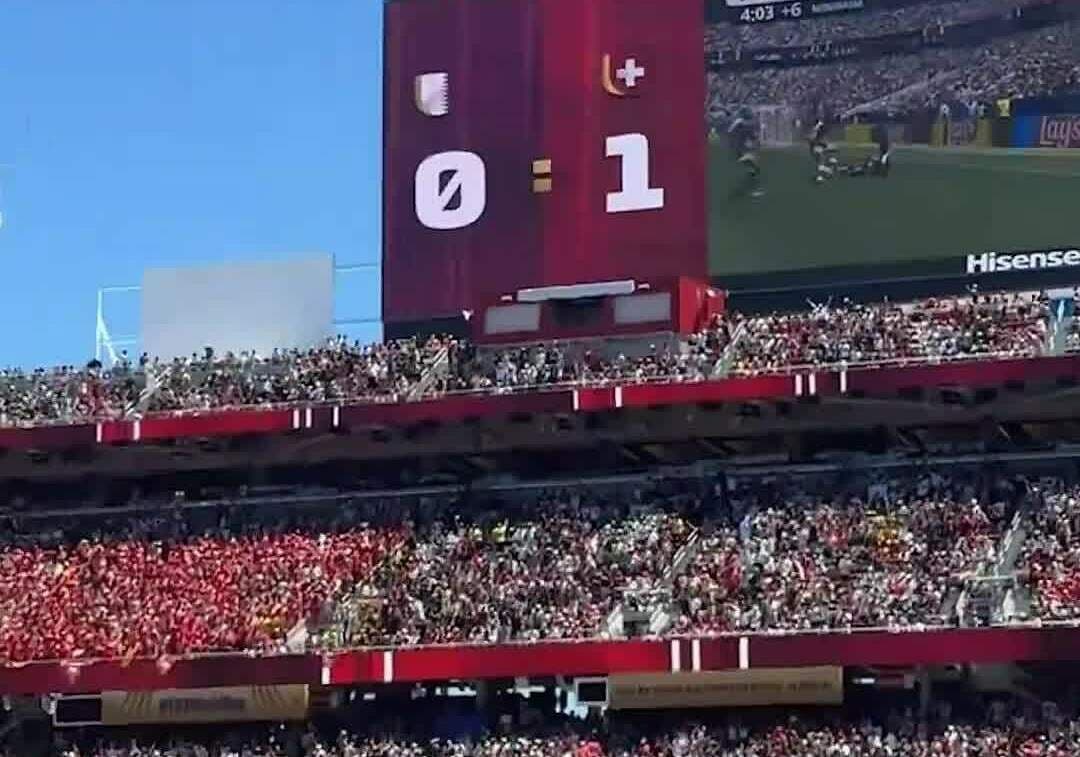 Bảng tỷ số 0-1 trong trận Qatar gặp Thụy Sĩ tại World Cup 2026, phản ánh kết quả và không khí trận đấu.