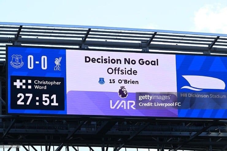 Bảng tỷ số tại sân vận động Hill Dickinson hiển thị quyết định VAR trong trận đấu