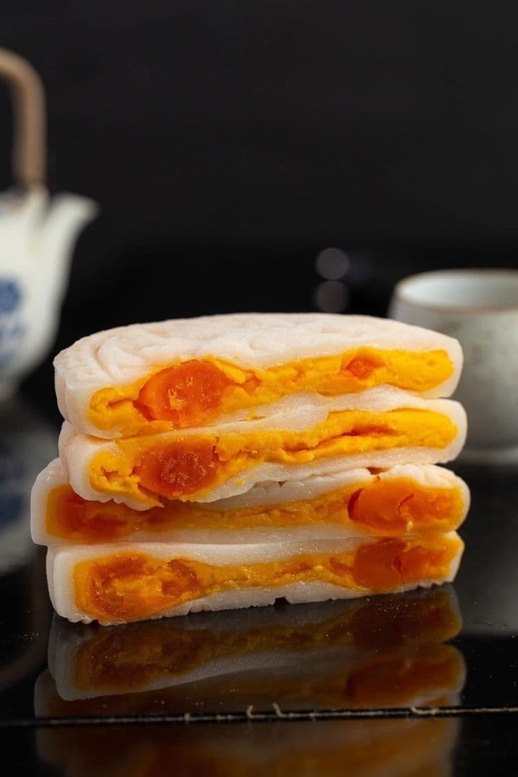 Bánh dẻo ép dẹt với nhân sen nhuyễn và trứng muối, đại diện cho xu hướng bánh Trung thu hiện đại