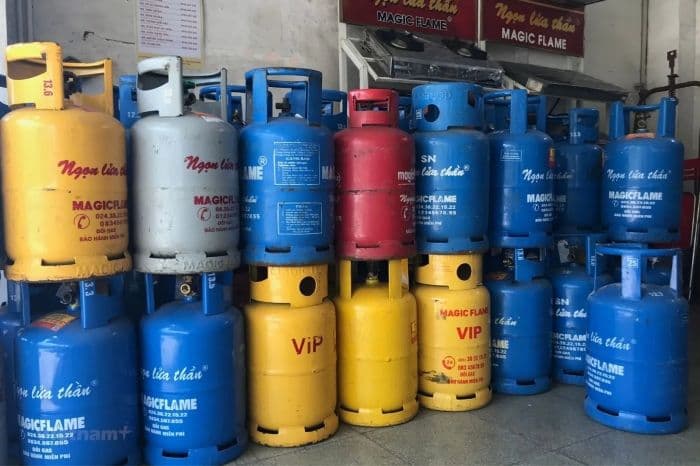 Bình gas các loại xếp chồng tại cửa hàng, minh họa biến động giá gas tại Việt Nam