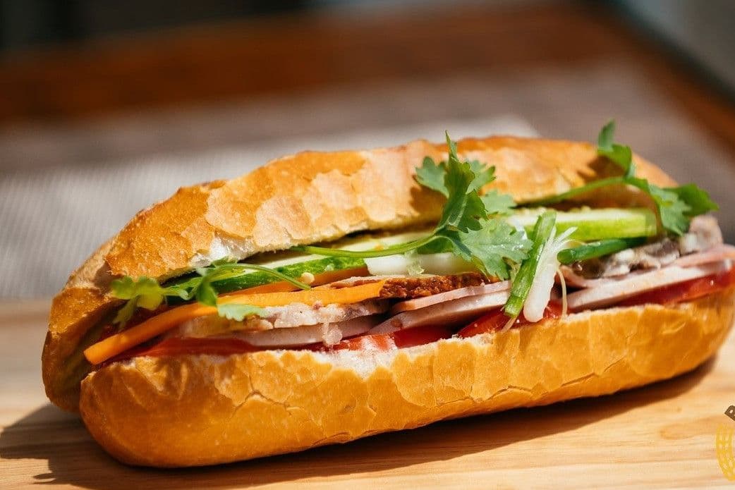 Ổ bánh mì Việt Nam kẹp đầy nhân thơm ngon, biểu tượng ẩm thực toàn cầu