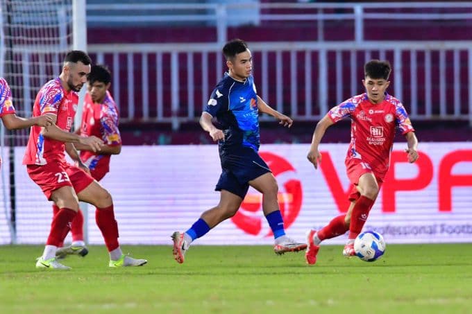 Bình Định (áo xanh) thua CLB TP HCM 0-1 ở vòng 25 V-League 2024-2025, trên sân Thống Nhất, TP HCM ngày 15/6/2025. Ảnh: VPF