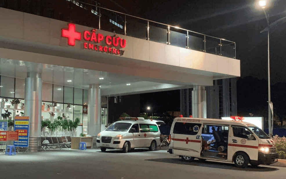 Bệnh nhân đang được cấp cứu do nghi ngộ độc thực phẩm, thể hiện mối lo ngại về an toàn vệ sinh của bánh mì cóc.