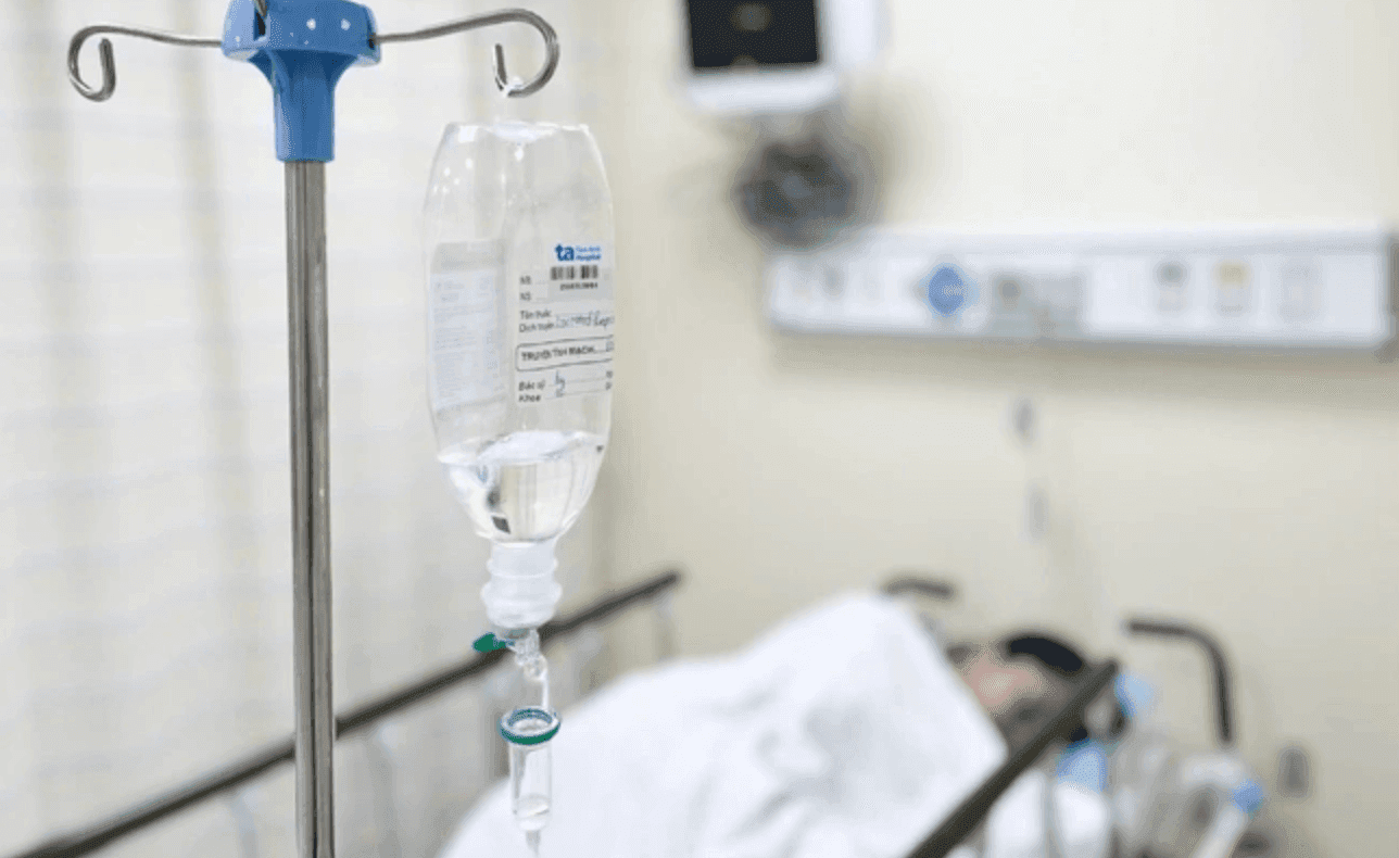 Bệnh nhân đang truyền dịch trong bệnh viện sau vụ ngộ độc bánh mì cóc