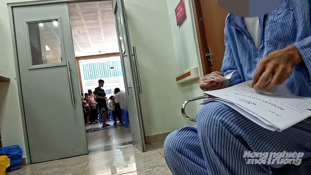 Bệnh nhân ngồi chờ trong khu vực xạ trị tại bệnh viện, thể hiện áp lực chờ đợi