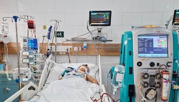 Bệnh nhân suy thận cấp đang được lọc máu, minh họa hậu quả của việc lạm dụng thuốc hoặc biến chứng từ bệnh mạn tính.