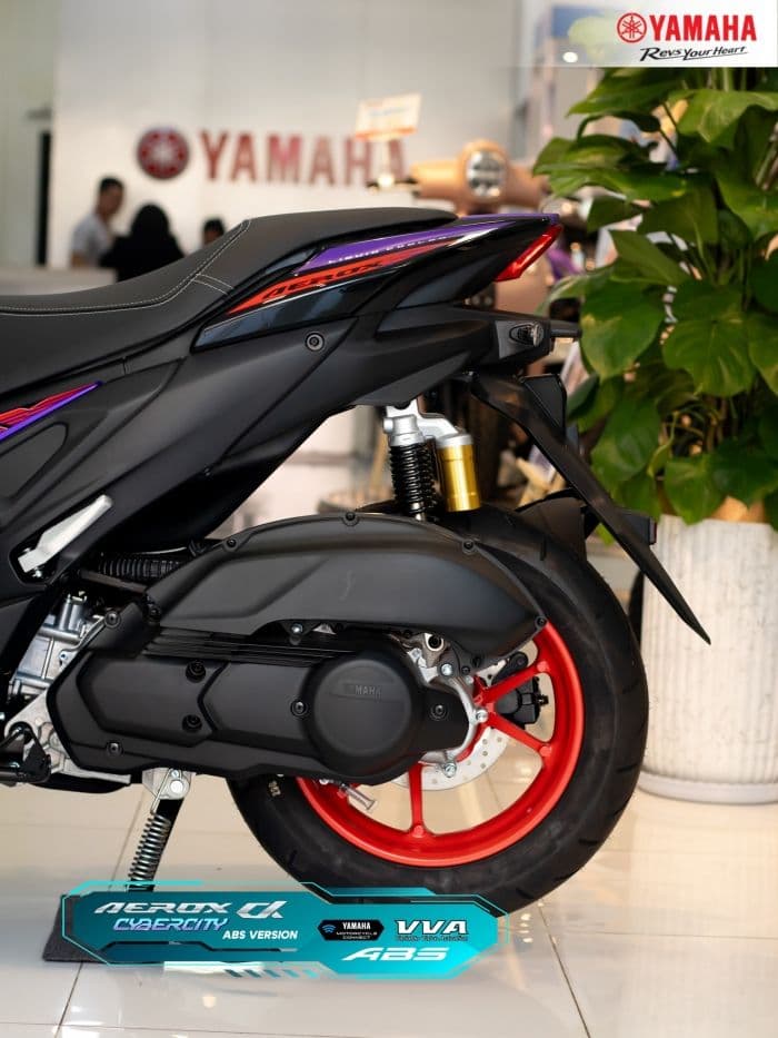 Bánh sau và hệ thống giảm xóc của xe tay ga Yamaha Aerox Alpha 2026 với vành xe màu đỏ nổi bật