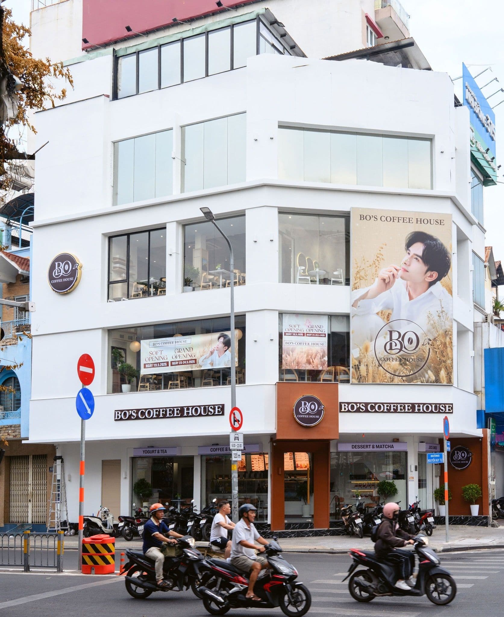 Bo's Coffee House với hình ảnh ca sĩ Đan Trường trên mặt tiền, thu hút khách hàng tại TP.HCM