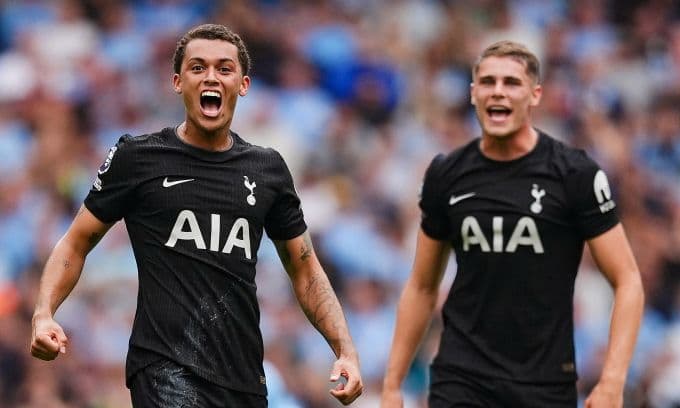 Brennan Johnson của Tottenham ăn mừng bàn mở tỷ số trước Man City tại Etihad, thể hiện thất bại sốc của nhà đương kim vô địch Premier League.