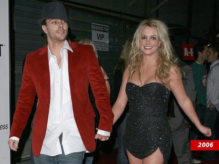 Britney Spears và Kevin Federline nắm tay, biểu tượng cho quá khứ đầy biến động.