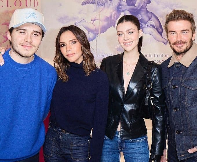Brooklyn Beckham, Nicola Peltz, Victoria và David Beckham tại buổi ra mắt thương hiệu xốt ớt Cloud23 của Brooklyn.