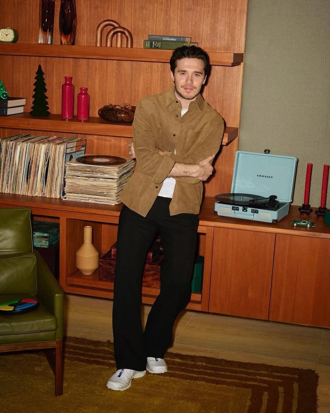 Brooklyn Beckham trong không gian riêng, thể hiện hành trình tìm kiếm bản sắc cá nhân và thoát khỏi cái bóng gia đình.