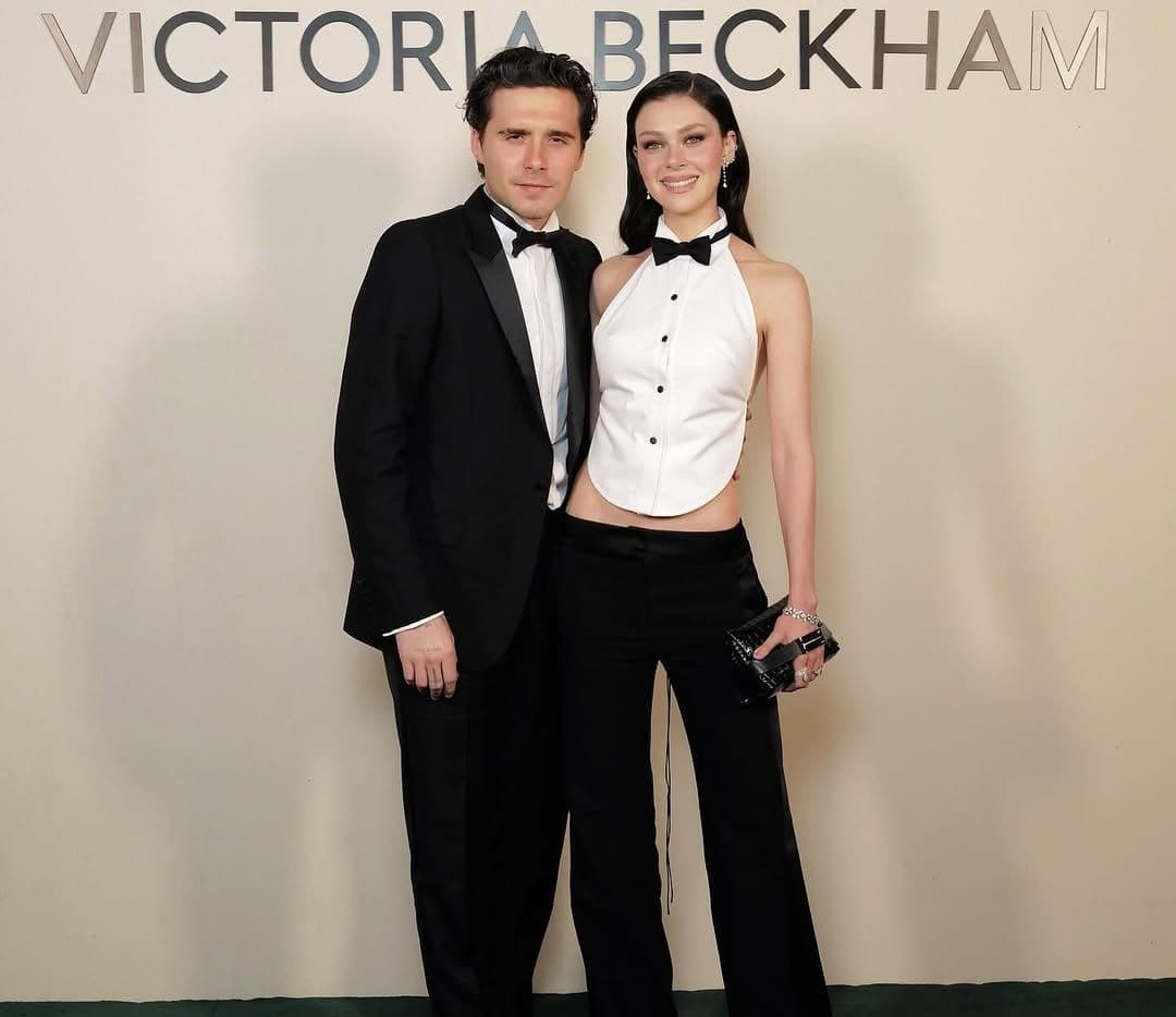 Brooklyn Beckham và Nicola Peltz tại sự kiện của Victoria Beckham, biểu tượng cho áp lực từ 'thương hiệu Beckham'.