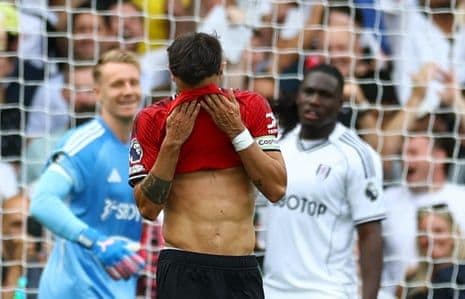 Bruno Fernandes của Manchester United thể hiện sự thất vọng sau khi sút hỏng phạt đền, minh họa cho phong độ sa sút của tuyến giữa.